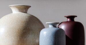 Vases en céramique de couleurs crème bleu et bordeaux